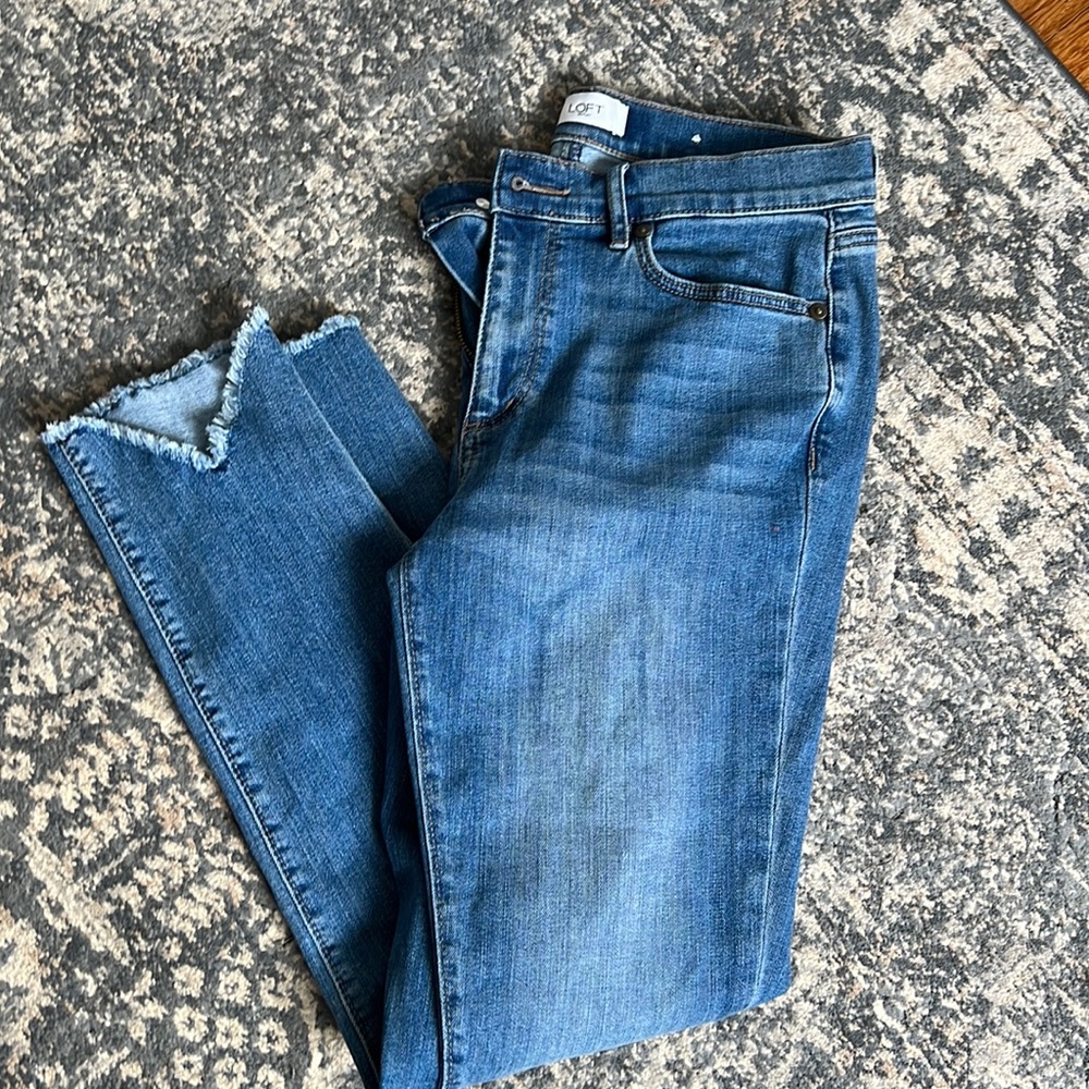 Loft skinny ankle jeans with triangle cutout detail. Size 4 light wash.